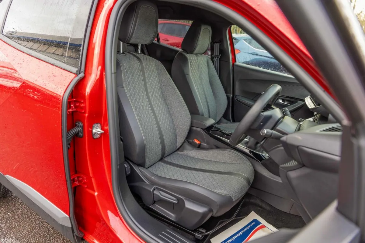 Peugeot 2008 MPV, Petrol, 2025, Red