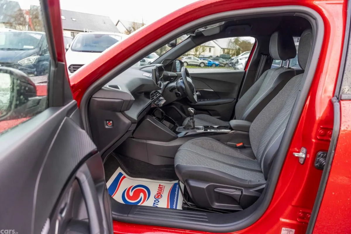 Peugeot 2008 MPV, Petrol, 2025, Red