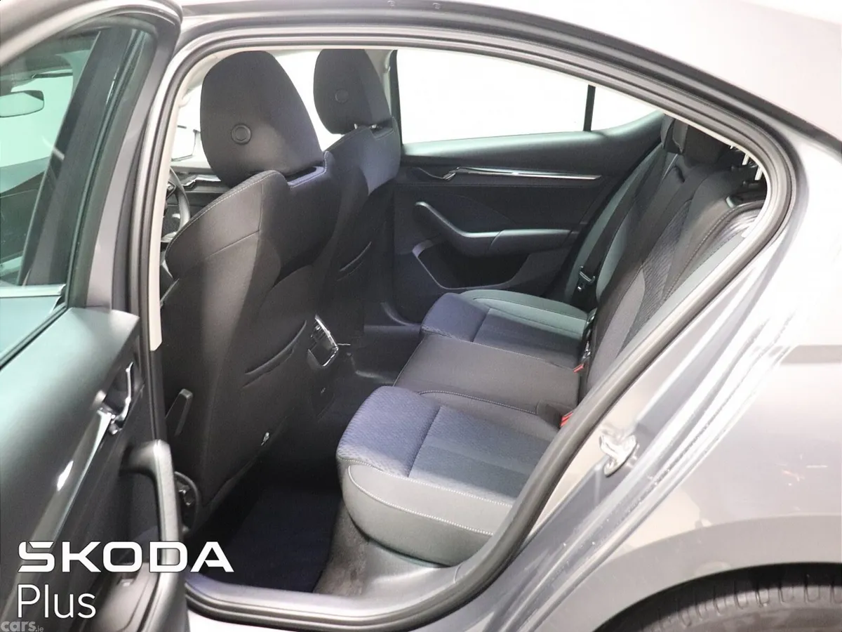 Skoda Octavia Saloon, Diesel, 2021, Grey
