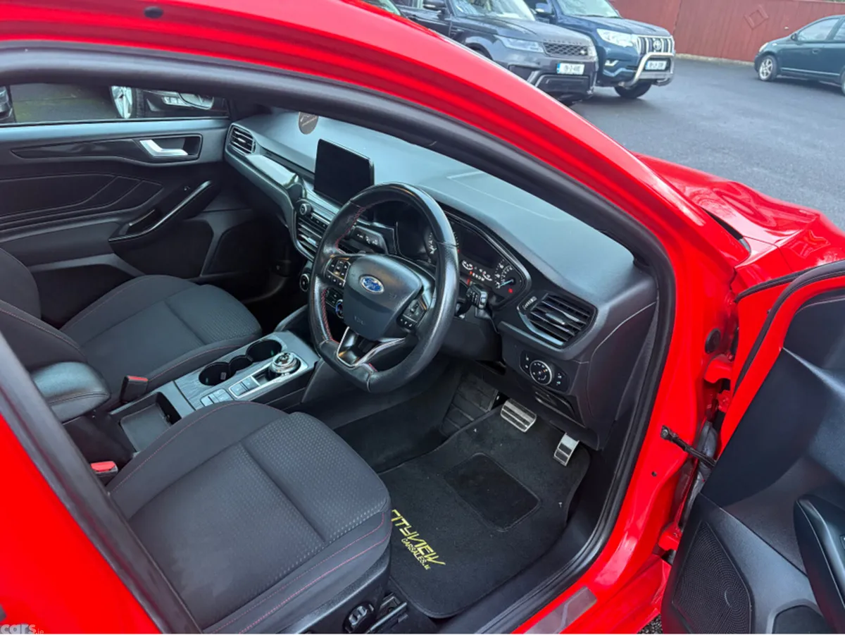 Ford Focus Hatchback, Petrol, 2019, Red
