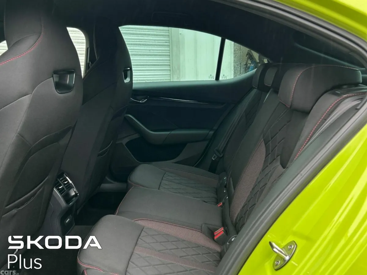 Skoda Octavia Saloon, Diesel, 2024, Green