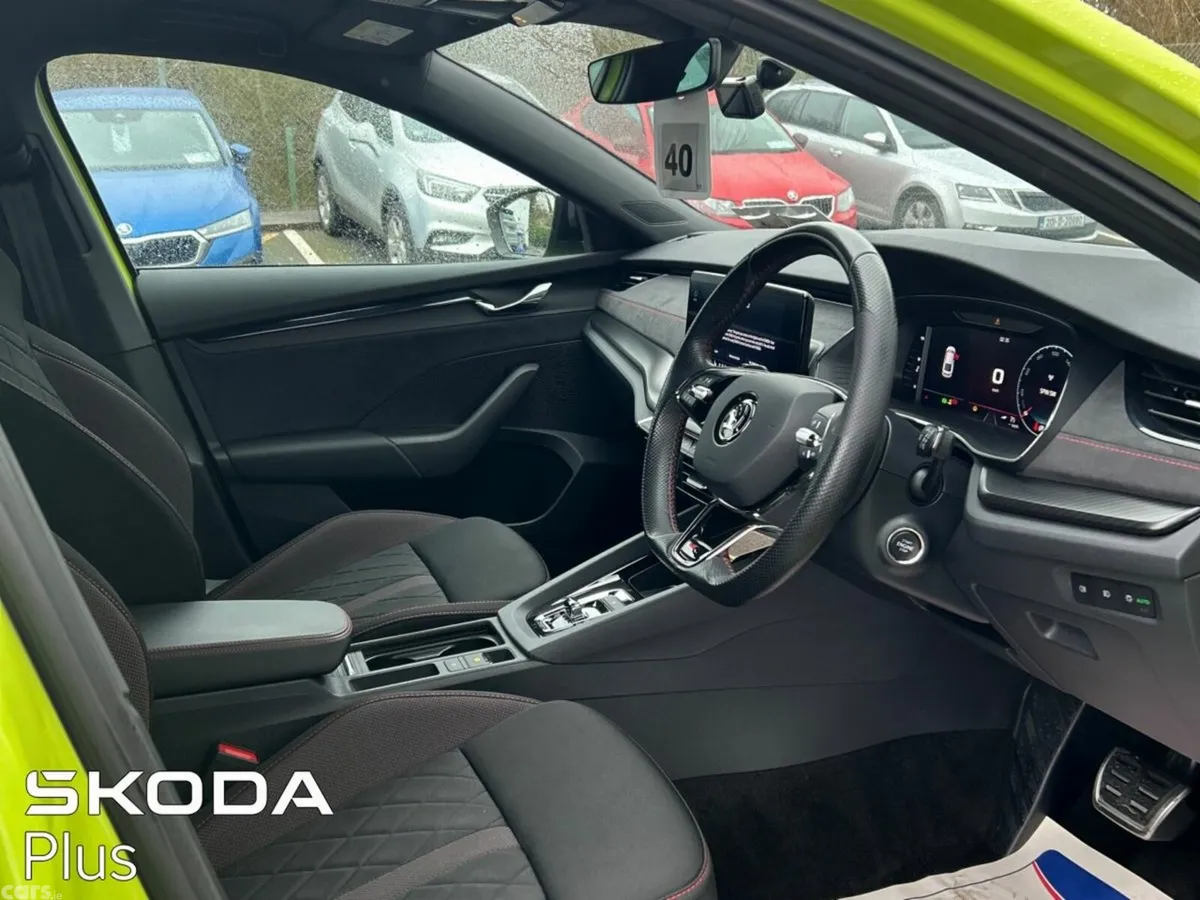 Skoda Octavia Saloon, Diesel, 2024, Green