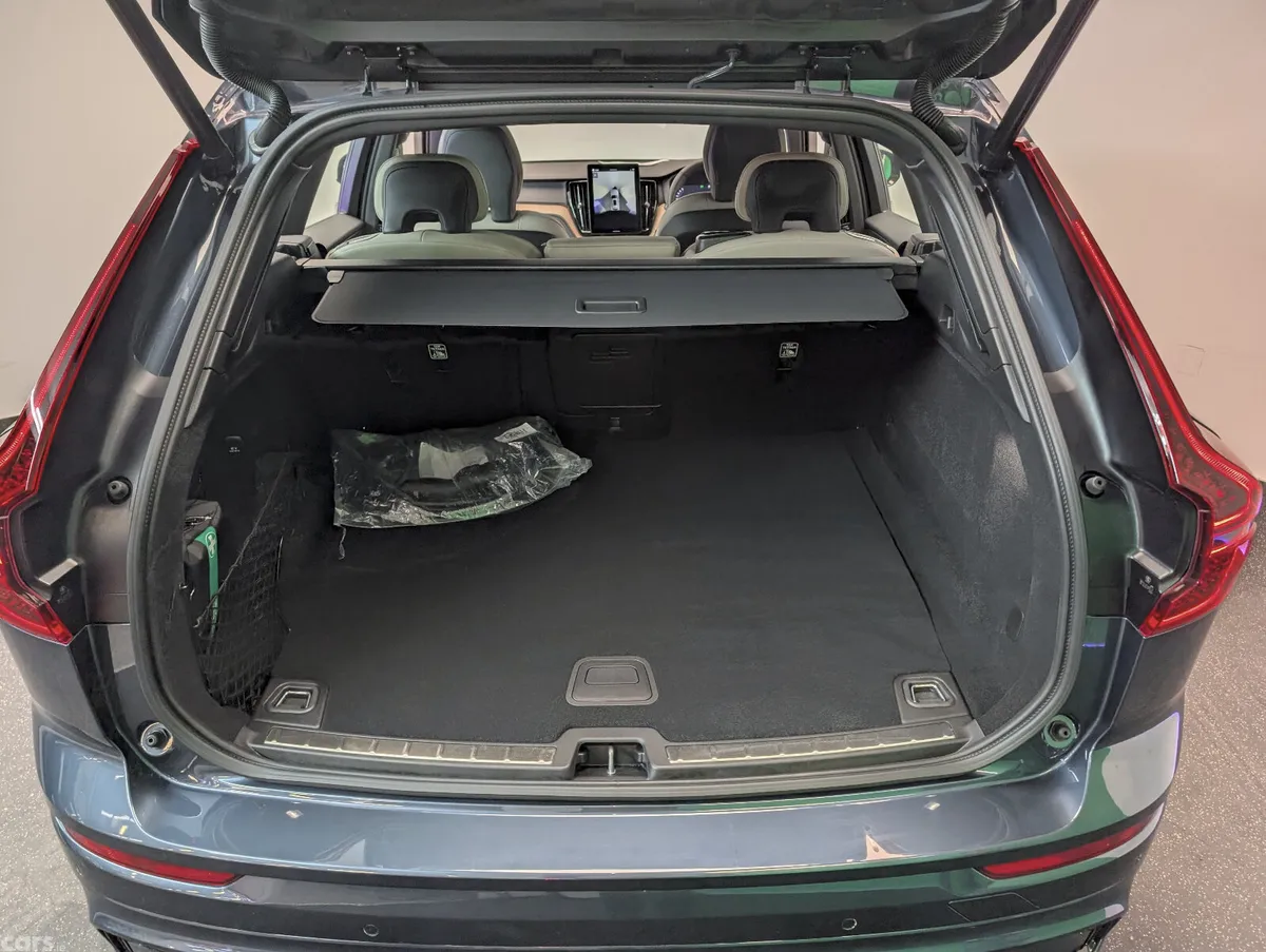 Volvo XC60 SUV, Petrol Plug-in Hybrid, 2025, Blue