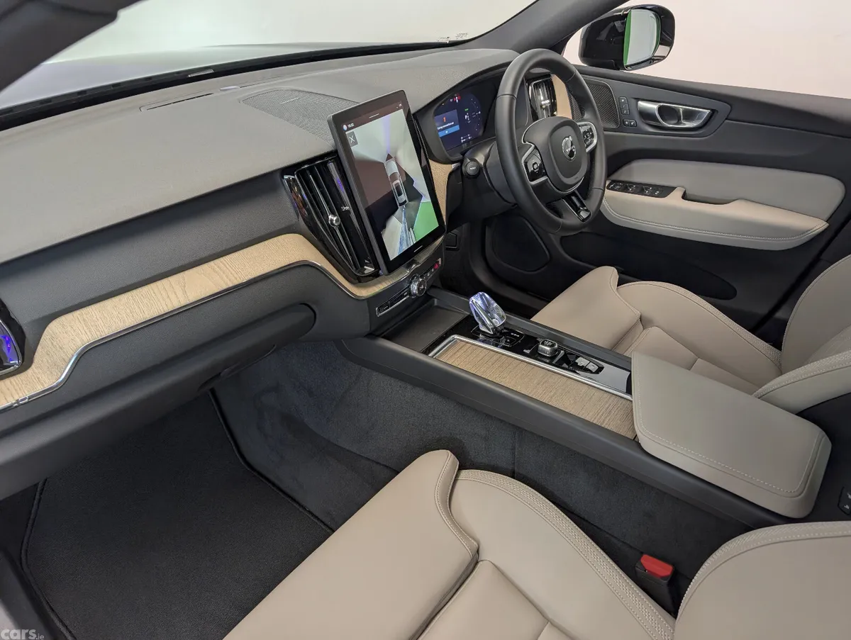 Volvo XC60 SUV, Petrol Plug-in Hybrid, 2025, Blue