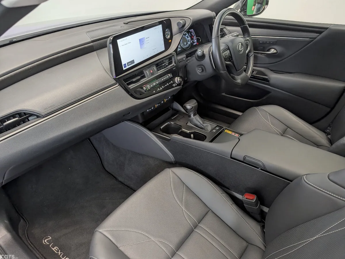 Lexus ES Saloon, Petrol Hybrid, 2025, Silver