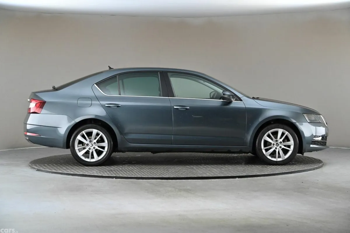 Skoda Octavia Hatchback, Petrol, 2021, Grey