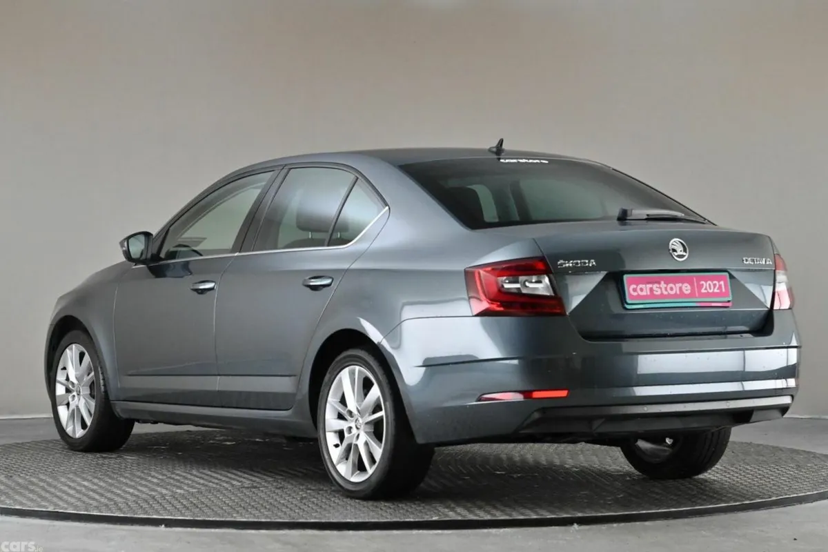 Skoda Octavia Hatchback, Petrol, 2021, Grey