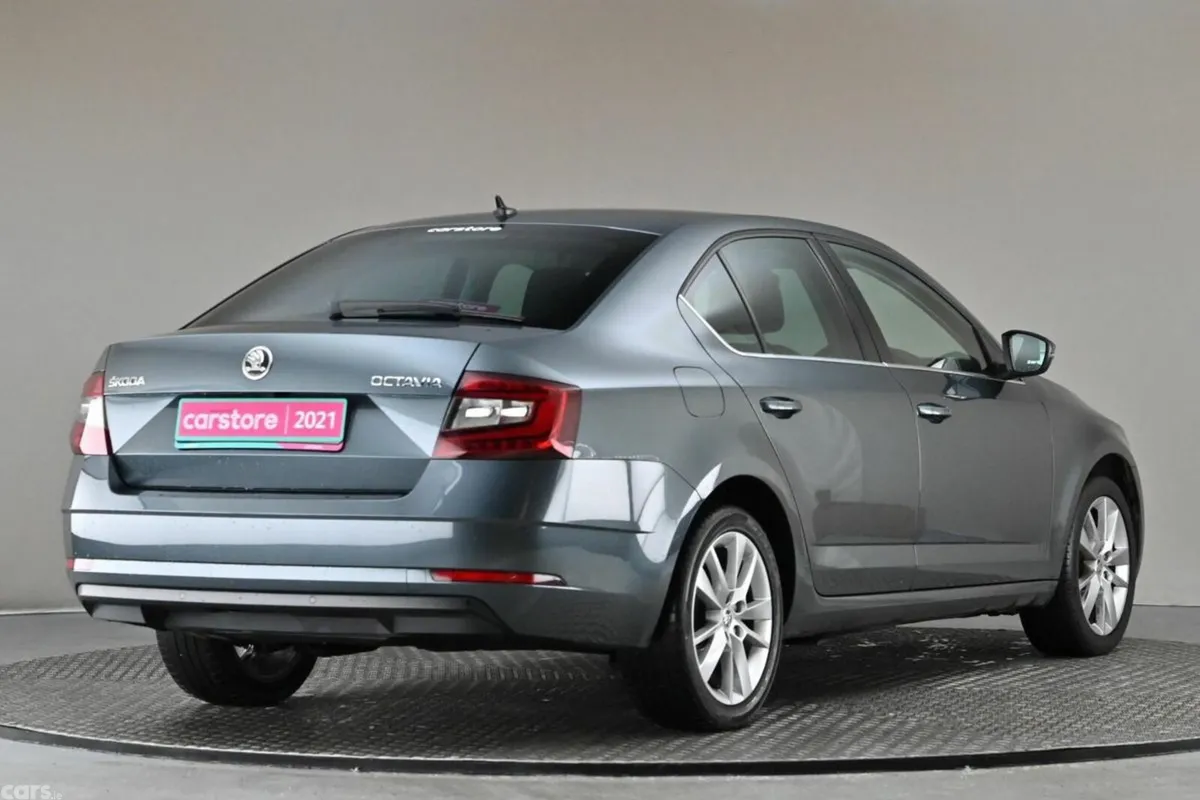 Skoda Octavia Hatchback, Petrol, 2021, Grey