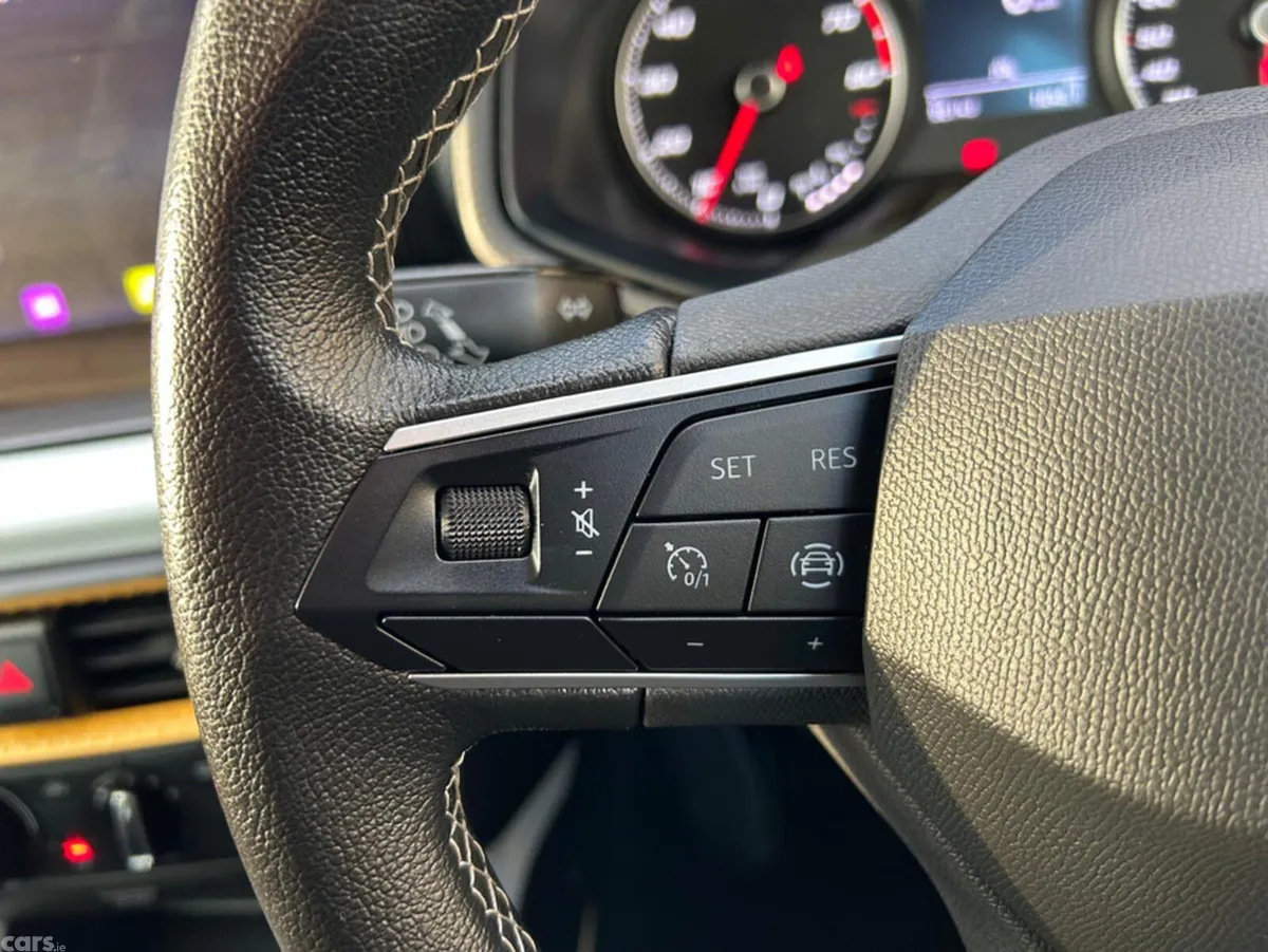 SEAT Arona Hatchback, Petrol, 2022, Red
