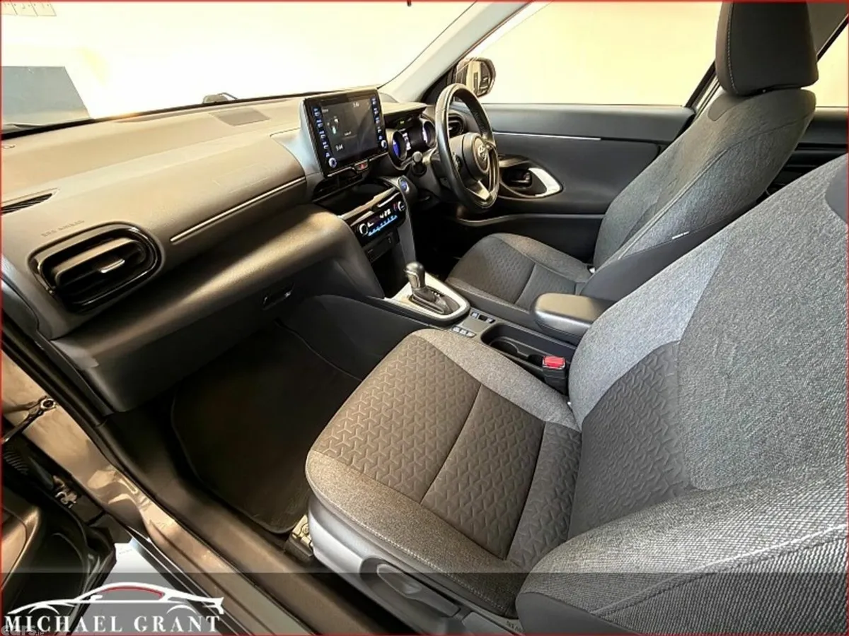 Toyota Yaris Cross Hatchback, Petrol Hybrid, 2023, Grey