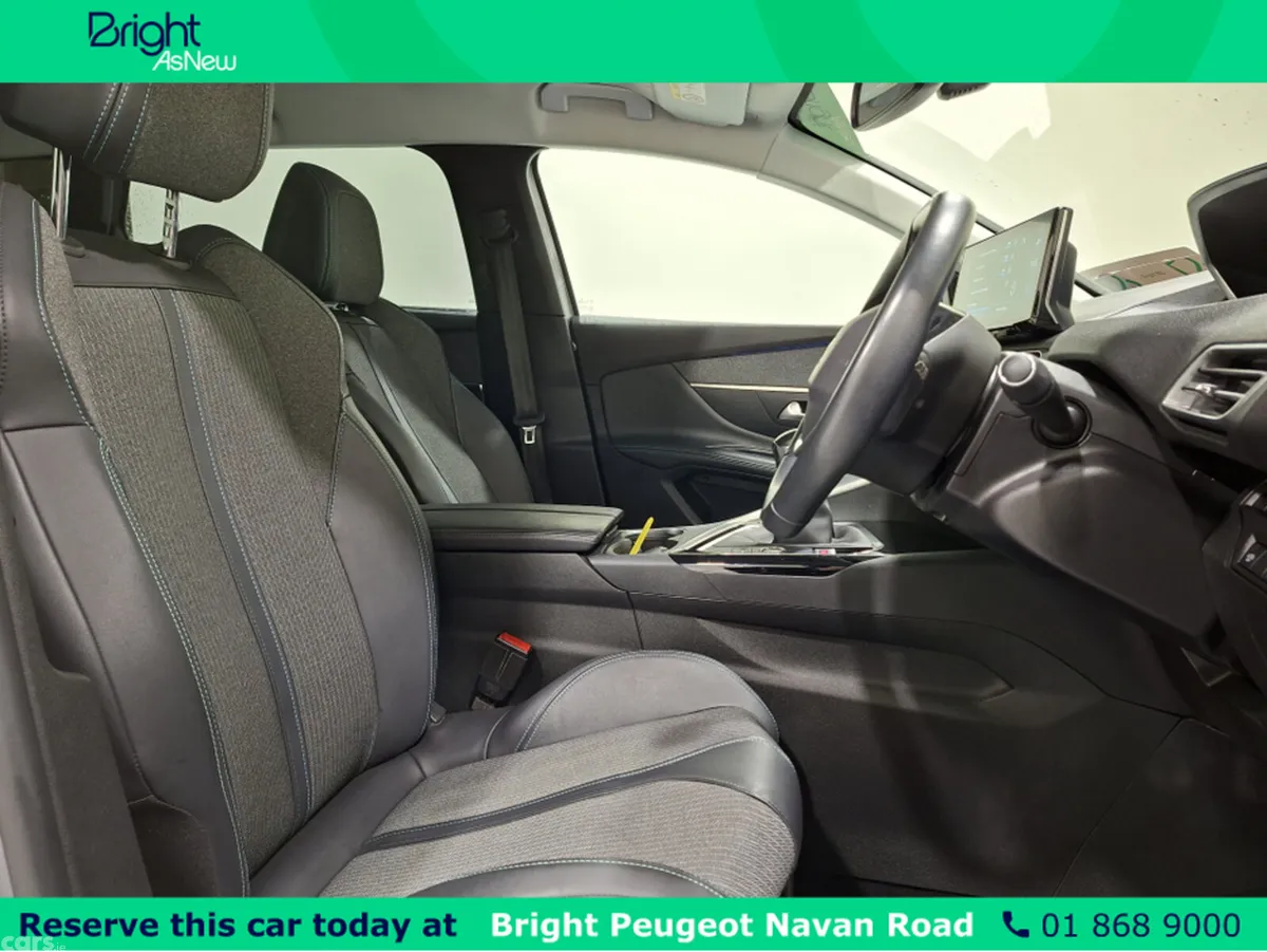 Peugeot 5008 MPV, Petrol, 2023, Grey