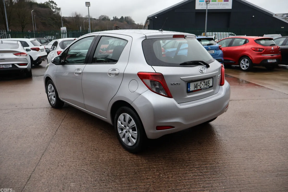 Toyota Yaris Hatchback, Petrol, 2014, Silver