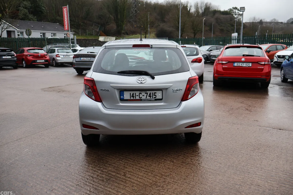 Toyota Yaris Hatchback, Petrol, 2014, Silver