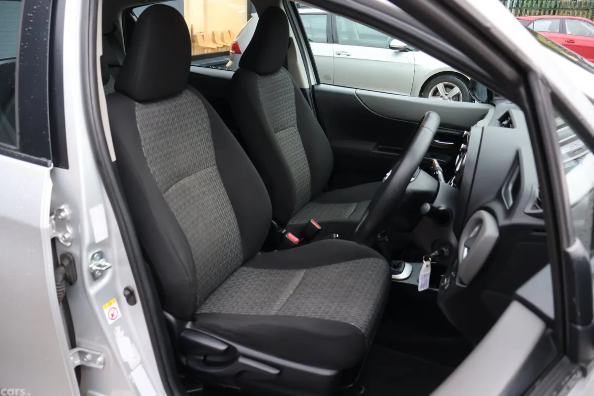 Toyota Yaris Hatchback, Petrol, 2014, Silver