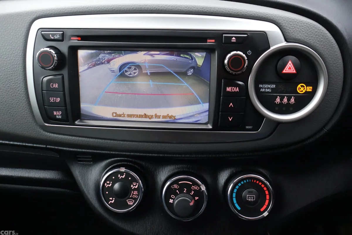 Toyota Yaris Hatchback, Petrol, 2014, Silver