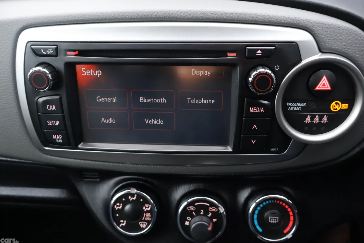 Toyota Yaris Hatchback, Petrol, 2014, Silver