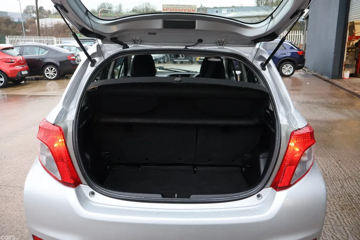 Toyota Yaris Hatchback, Petrol, 2014, Silver