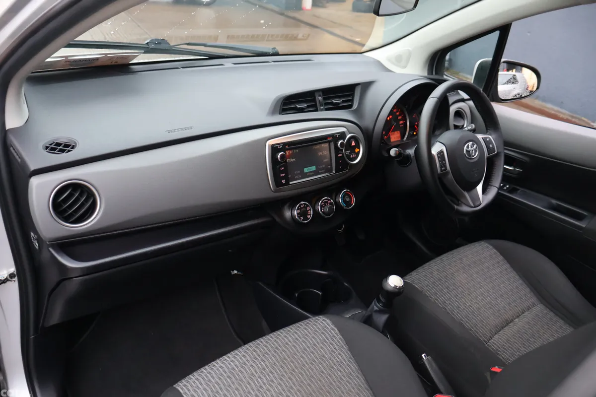 Toyota Yaris Hatchback, Petrol, 2014, Silver