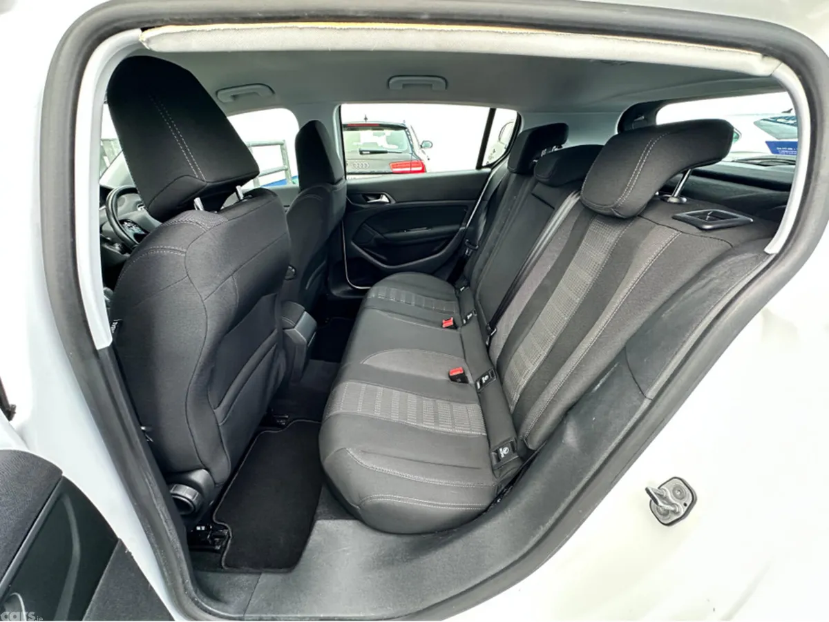 Peugeot 308 Hatchback, Diesel, 2016, White