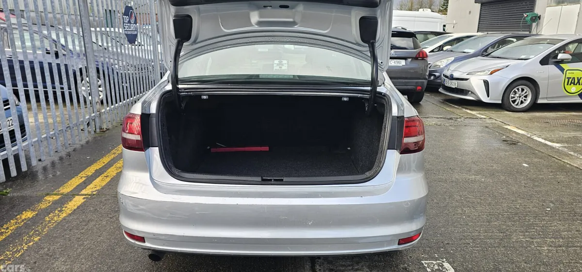 Volkswagen Jetta Saloon, Petrol, 2016, Silver