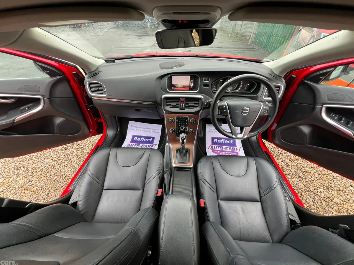 Volvo V40 Hatchback, Diesel, 2019, Red