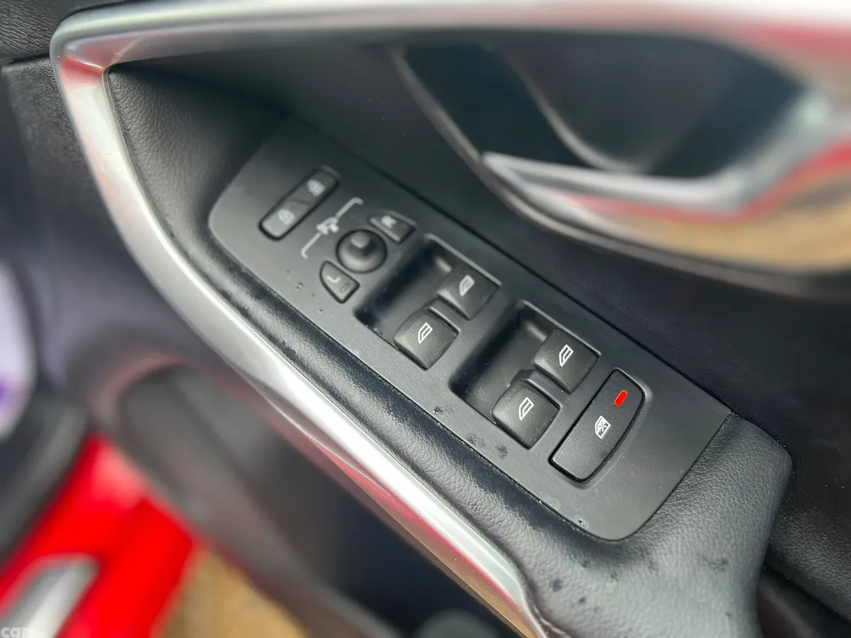 Volvo V40 Hatchback, Diesel, 2019, Red