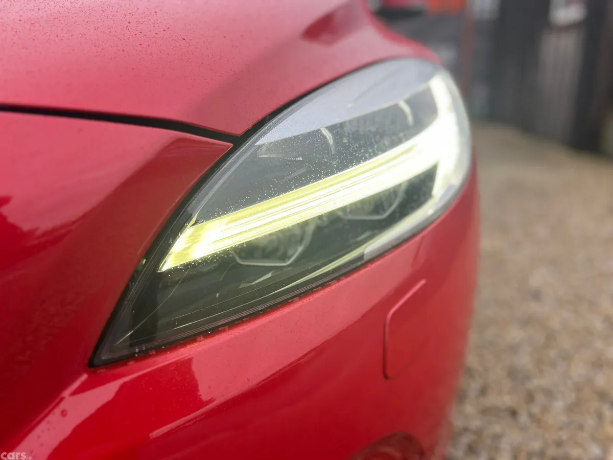 Volvo V40 Hatchback, Diesel, 2019, Red