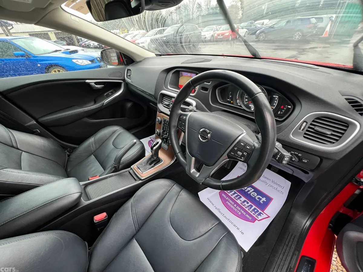 Volvo V40 Hatchback, Diesel, 2019, Red