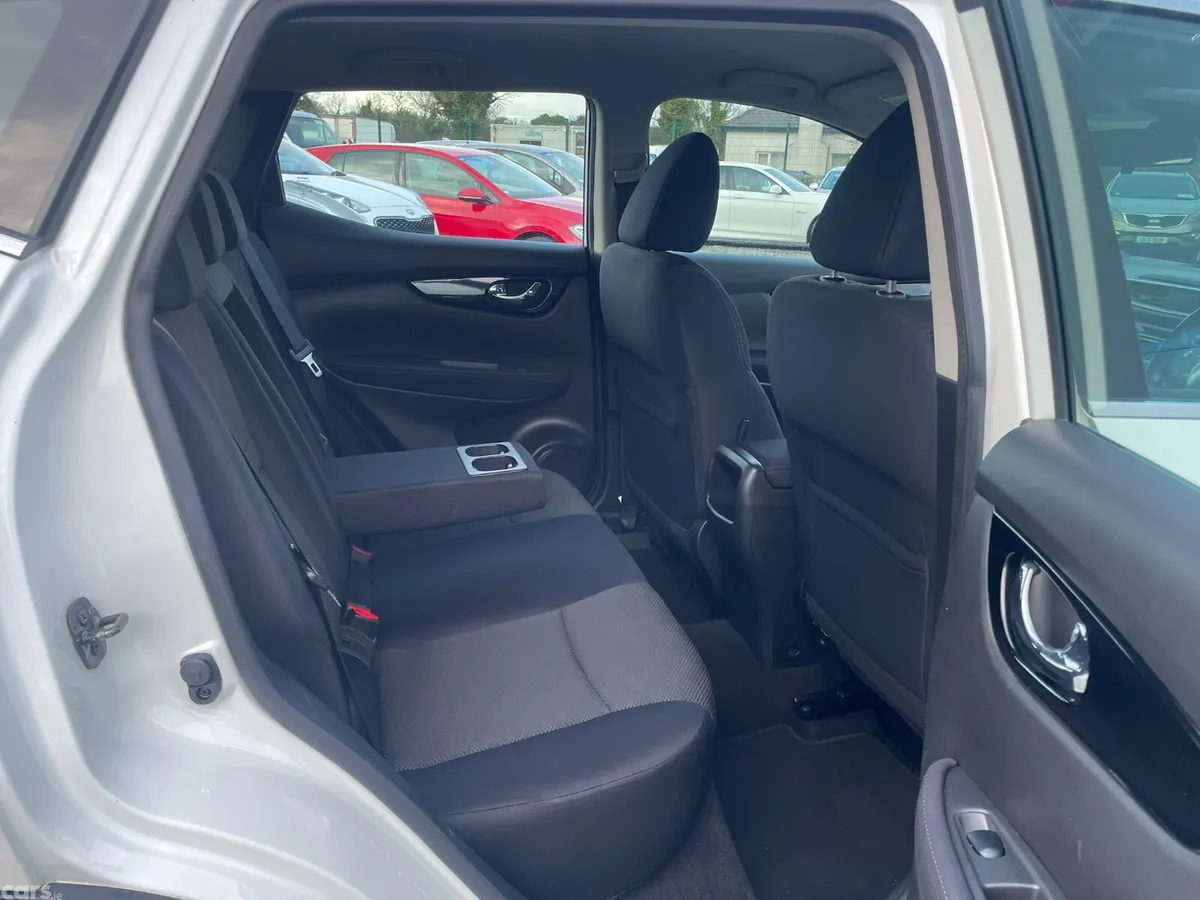 Nissan Qashqai Hatchback, Diesel, 2015, White