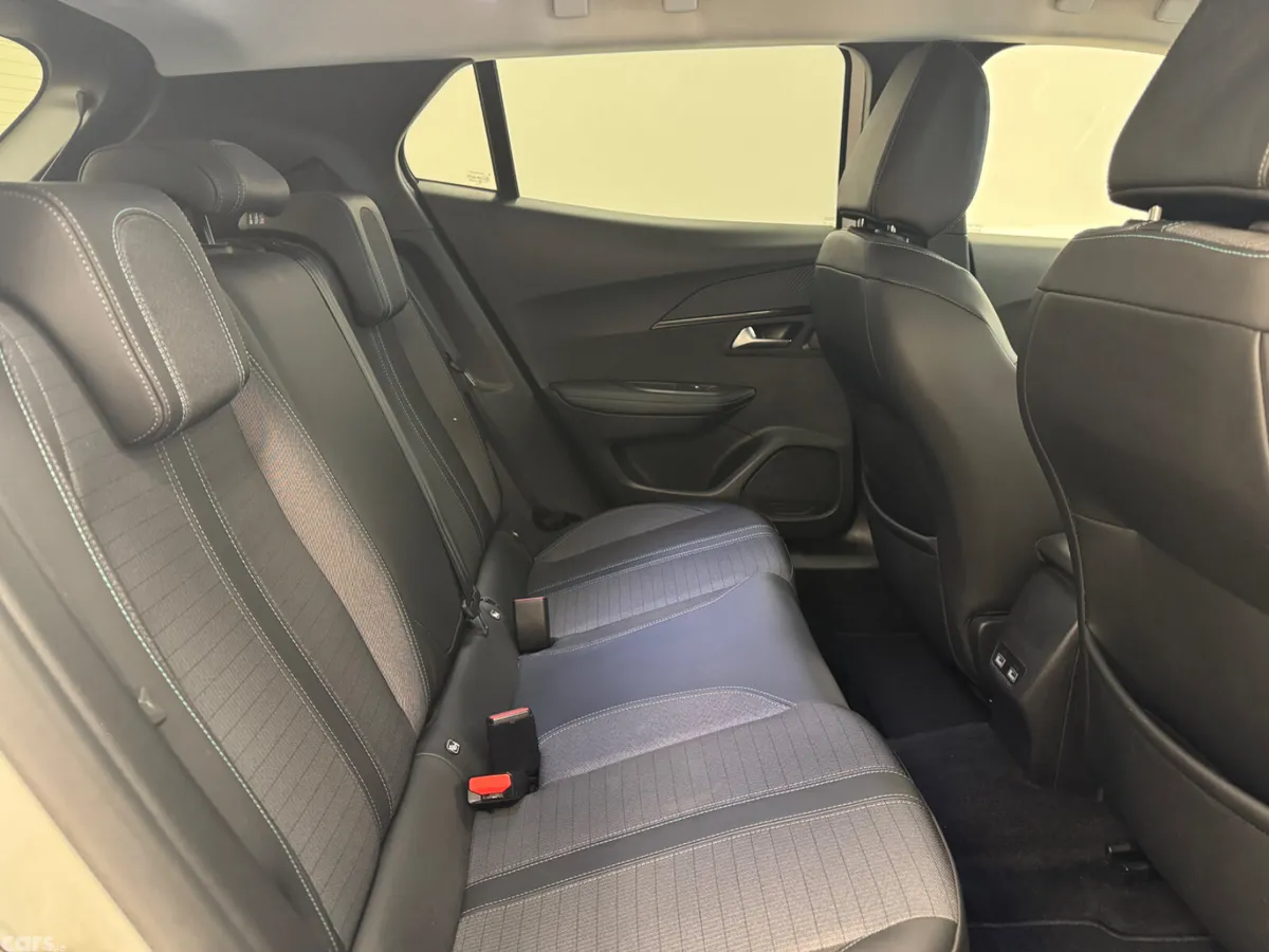 Peugeot 2008 MPV, Petrol, 2021, White