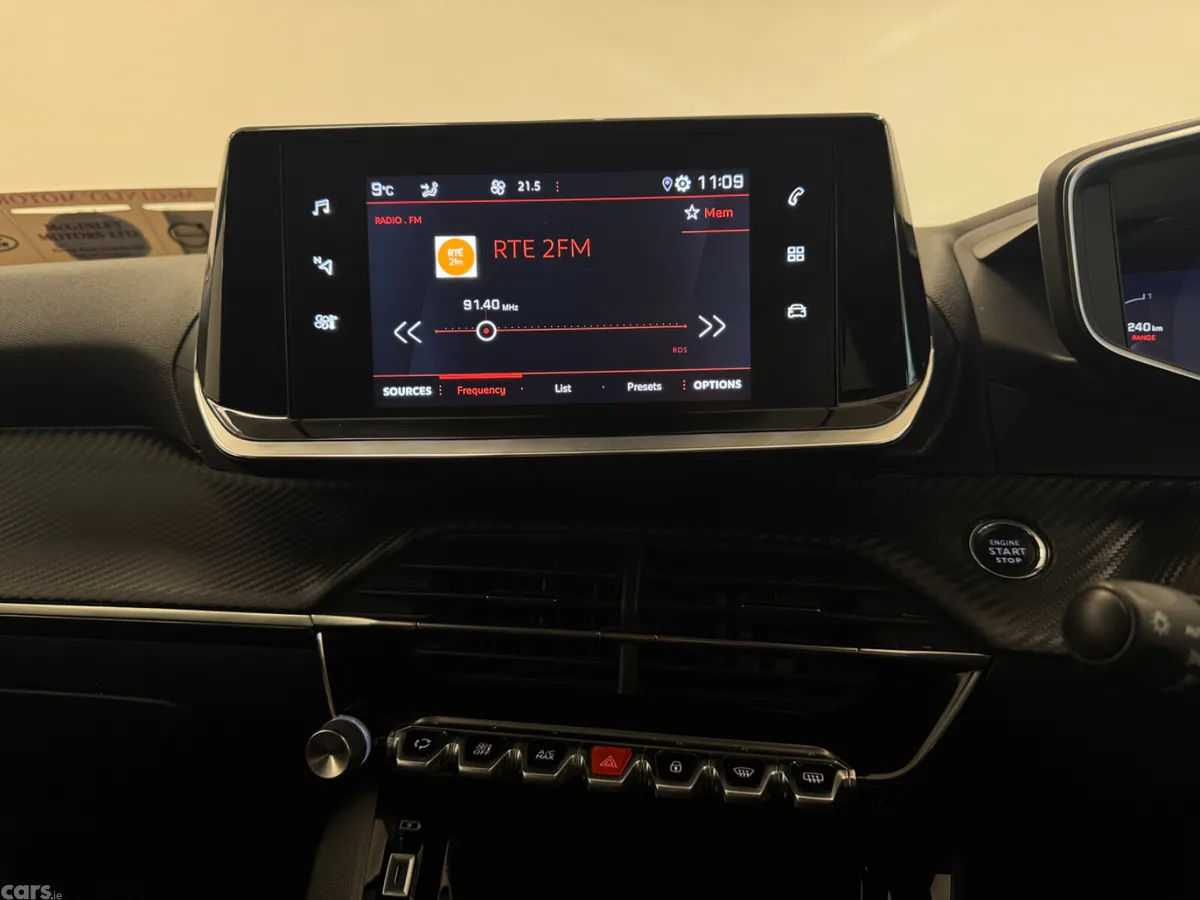Peugeot 2008 MPV, Petrol, 2021, White