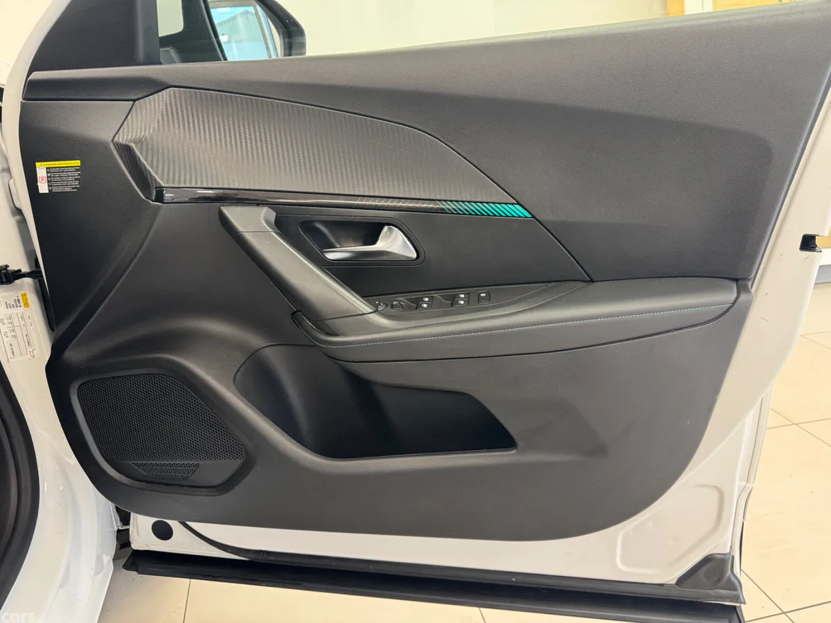 Peugeot 2008 MPV, Petrol, 2021, White