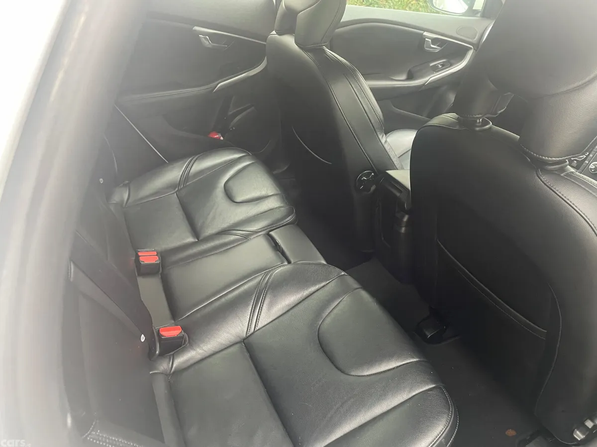 Volvo V40 Hatchback, Diesel, 2016, White