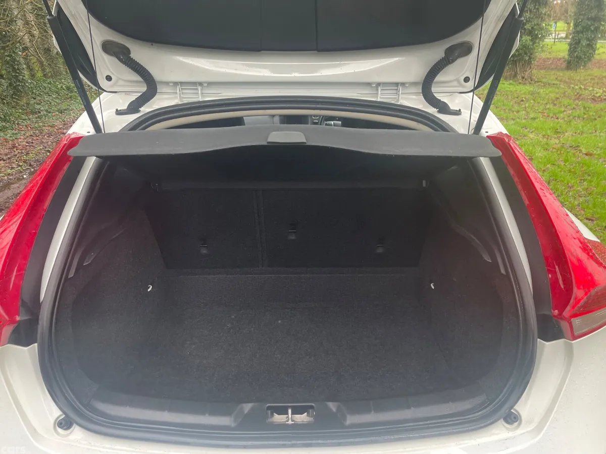Volvo V40 Hatchback, Diesel, 2016, White