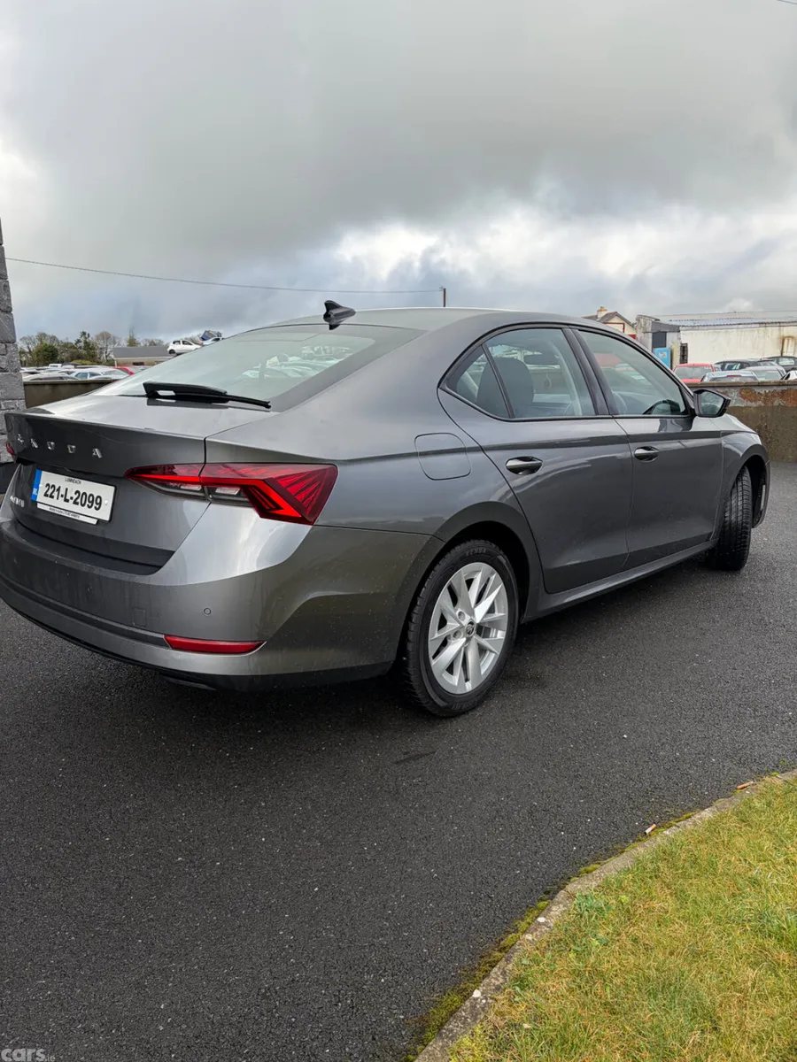 Skoda Octavia Saloon, Diesel, 2022, Grey