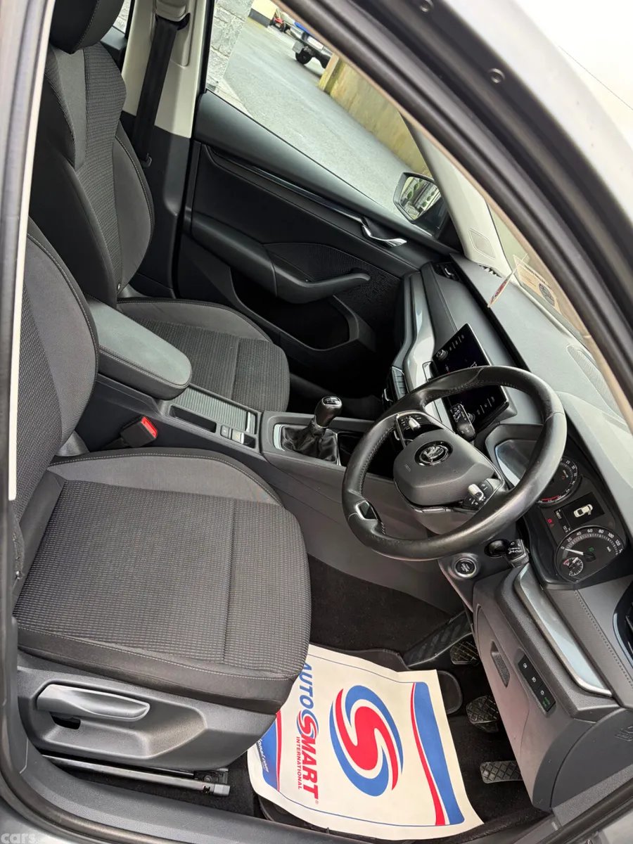 Skoda Octavia Saloon, Diesel, 2022, Grey