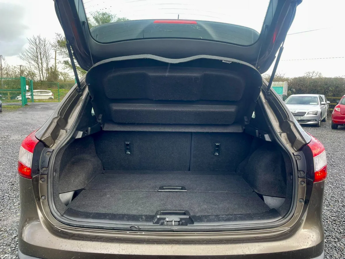 Nissan Qashqai Hatchback, Diesel, 2015, Brown
