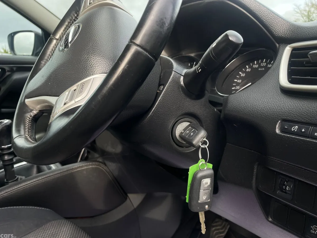 Nissan Qashqai Hatchback, Diesel, 2015, Brown
