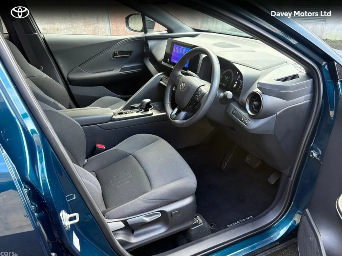 Toyota C-HR SUV, Petrol Hybrid, 2024, Blue