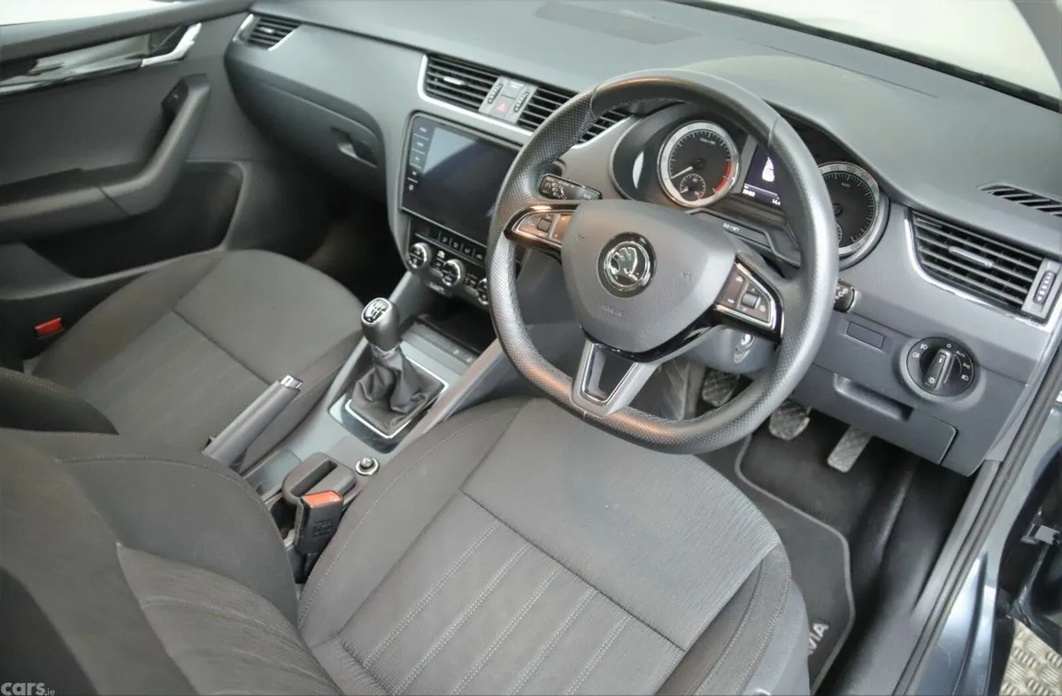 Skoda Octavia Hatchback, Petrol, 2021, Grey