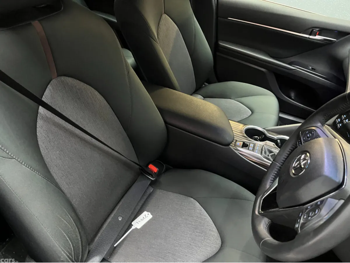Toyota Camry Saloon, Petrol Hybrid, 2021, Blue