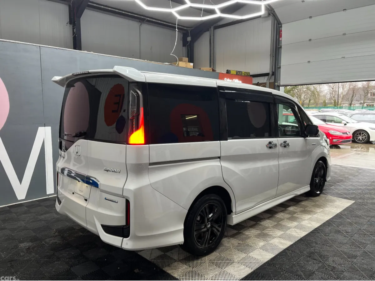 Honda Stepwagon MPV, Petrol Hybrid, 2019, White