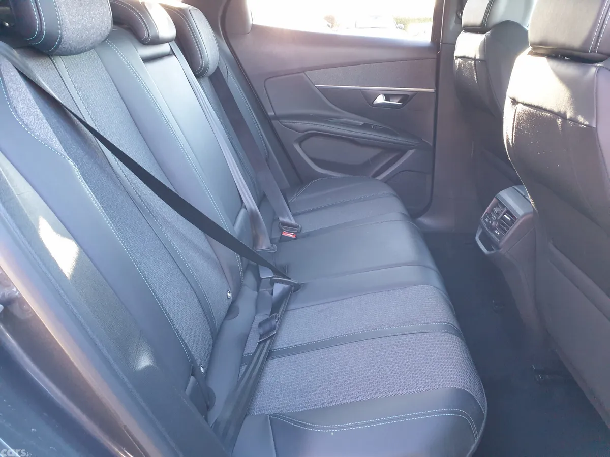 Peugeot 3008 MPV, Diesel, 2023, Grey