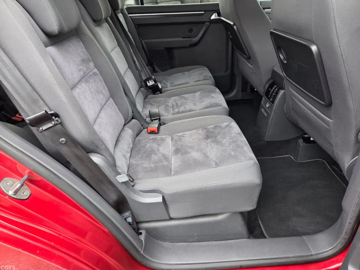 Volkswagen Touran MPV, Petrol, 2015, Red