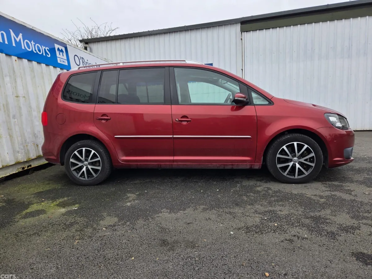 Volkswagen Touran MPV, Petrol, 2015, Red