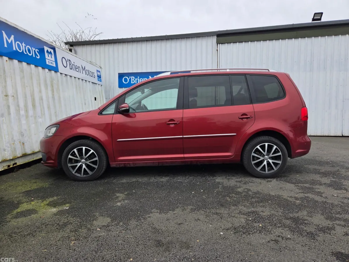 Volkswagen Touran MPV, Petrol, 2015, Red