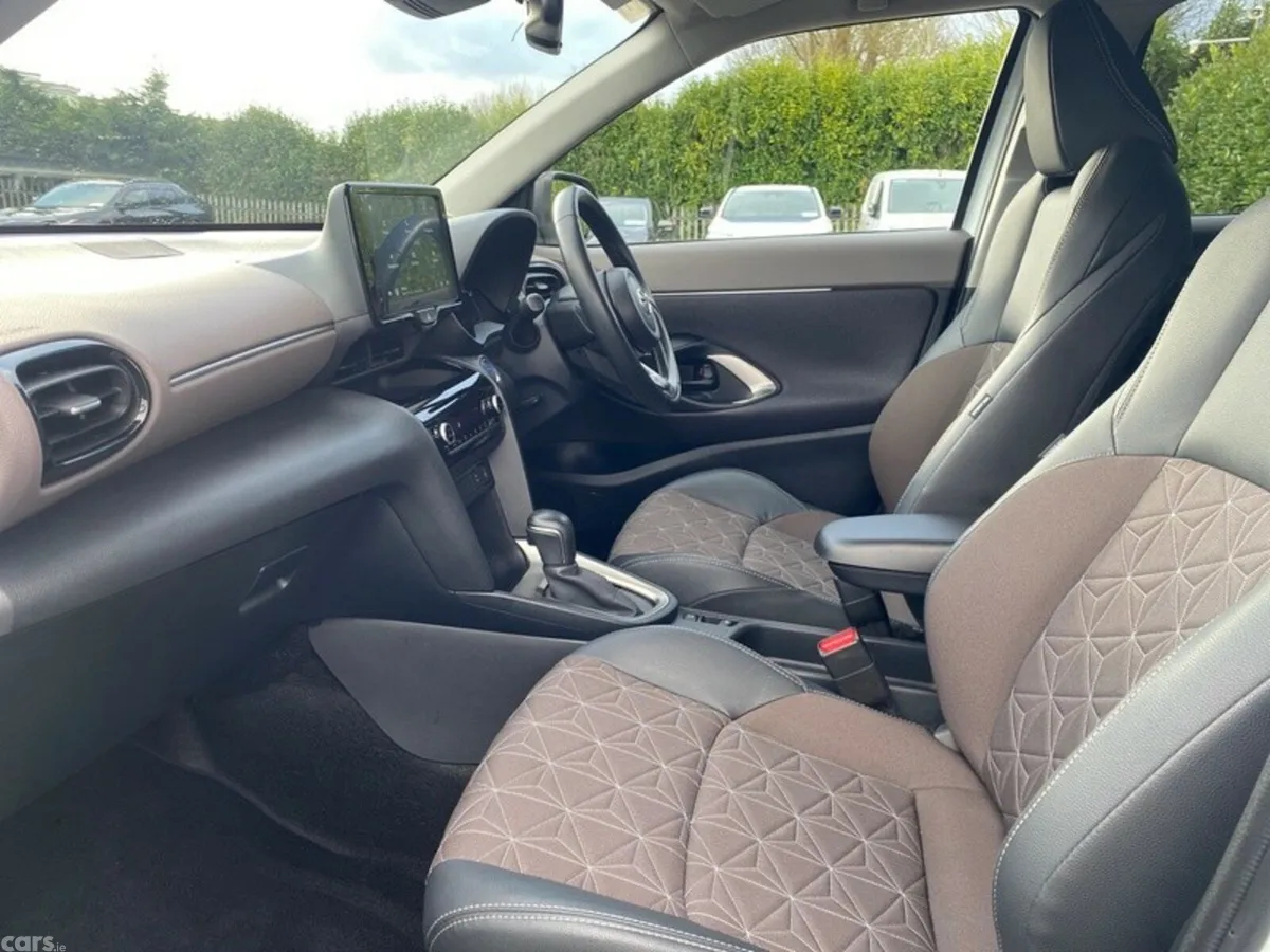 Toyota Yaris Cross Hatchback, Petrol Hybrid, 2024, White