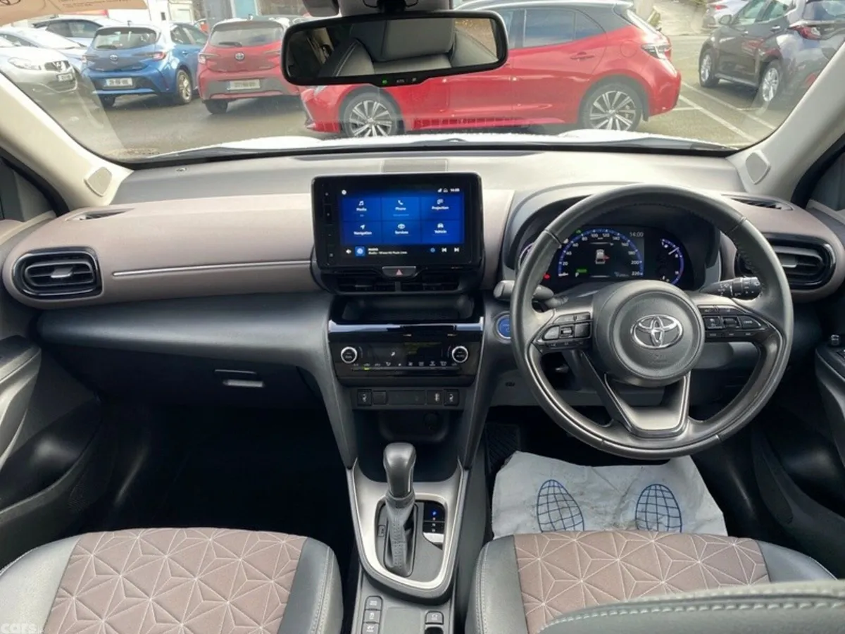 Toyota Yaris Cross Hatchback, Petrol Hybrid, 2024, White