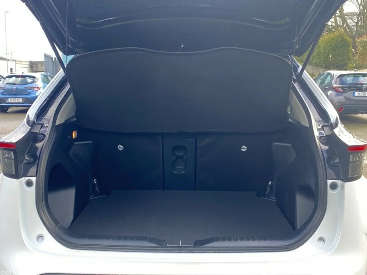 Toyota Yaris Cross Hatchback, Petrol Hybrid, 2024, White