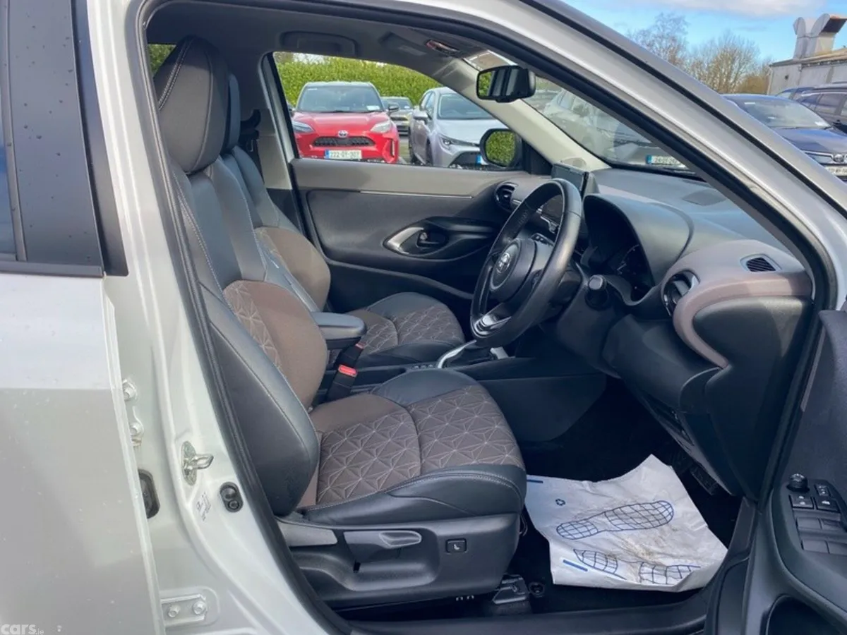 Toyota Yaris Cross Hatchback, Petrol Hybrid, 2024, White